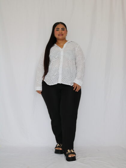 Blusa Elegante con Textura Perforada y Botones - Talla Plus