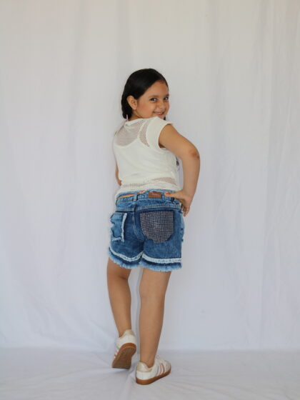 Short de Denim Deslavado con Cordón Ajustable y Detalles Cruzados