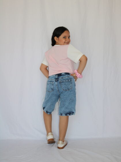 Bermuda Infantil de Denim Deslavado con Costuras en Cascada