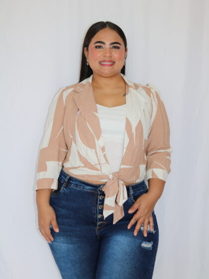 Blusa Estilo Blazer Estampada con Nudo Frontal - Talla Plus