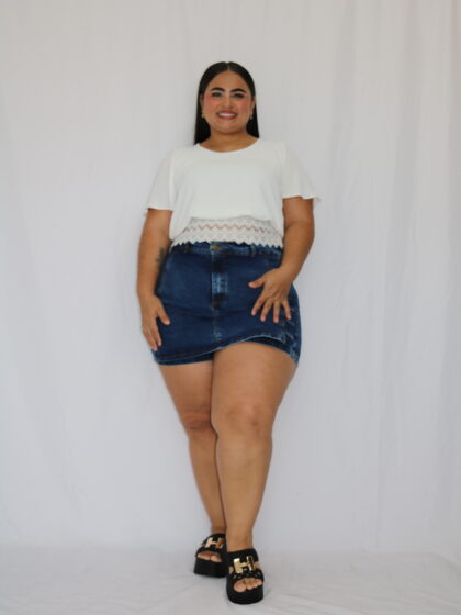 Blusa Blanca con Detalle de Encaje Perforado - Talla Plus