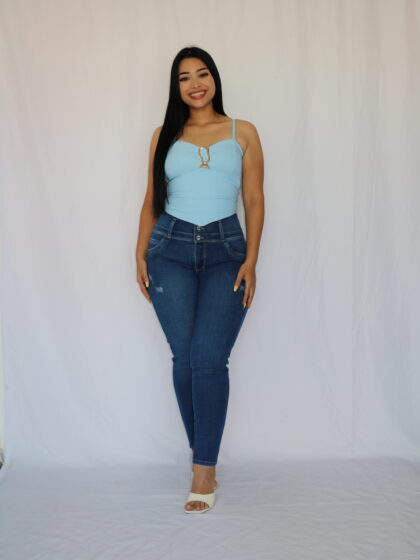 Blusa de Tirantes con Detalle de Abertura y Hebilla Metálica en el Escote