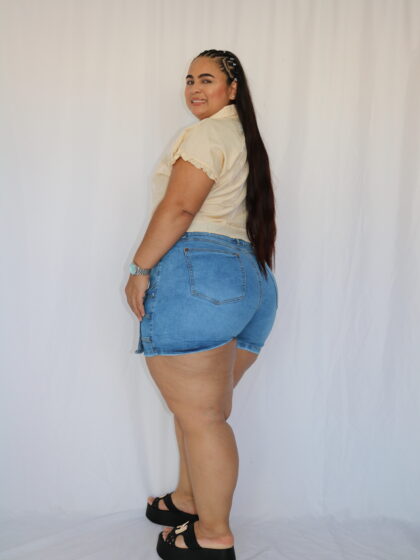 Falda Short de Denim en Tono Azul Clásico con Diseño Cruzado y Estilo Versátil - Talla Plus