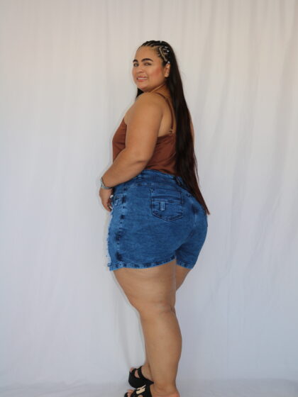 Falda Short de Denim en Tono Azul con Diseños Rotos y Desgastados Frontales - Talla Plus
