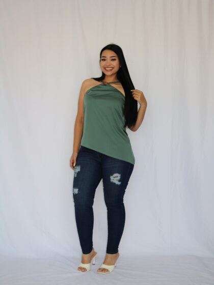 Blusa de Silueta Fluida con Detalle de Hebilla Metálica en el Escote