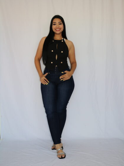 Blusa Halter con Detalles de Aberturas Centrales y Botones Dorados