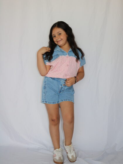 Conjunto Infantil de Denim con Blusa Combinada Rosada y Short a Juego