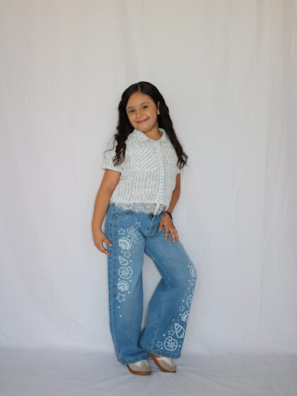 Conjunto Infantil de Blusa con Rayas y Encaje y Pantalón de Denim con Estampados Marinos