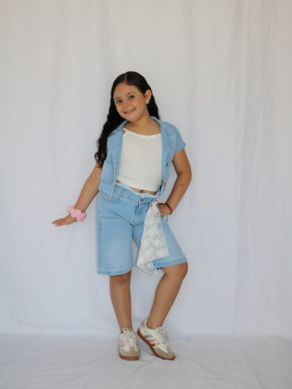 Conjunto Infantil en Denim con Chaleco Corto, Top y Bermuda con Detalle Colgante