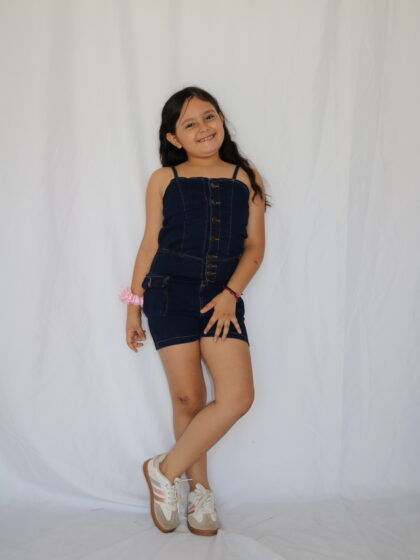 Enterizo Corto de Denim Oscuro con Tirantes y Botones Frontal