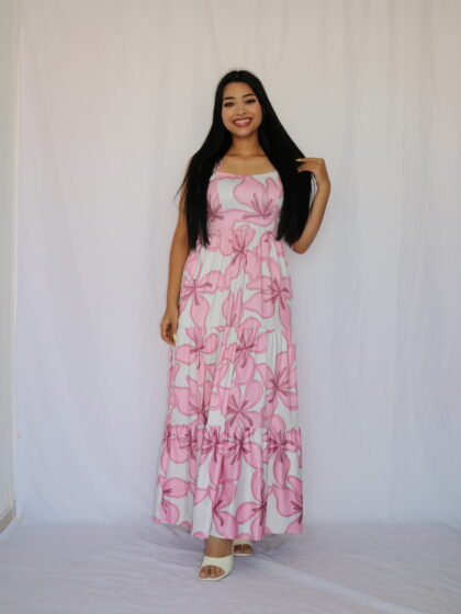 Vestido Largo con Estampado Floral y Silueta Fluida de Capas