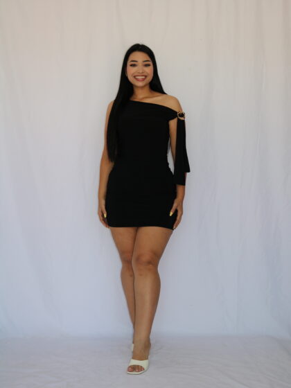 Vestido Corto Asimetrico con Detalle de Argolla Metálica y Manga Colgante