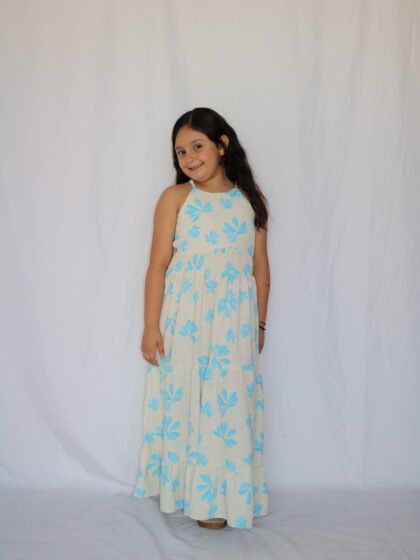Vestido Largo Infantil con Estampado Floral en Tonos Celestes y Blancos