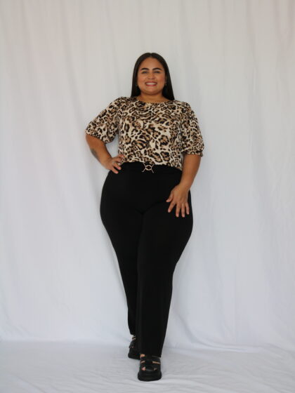 Conjunto Animal Print con Blusa Estampada y Pantalón Negro de Tiro Alto - Talla Plus
